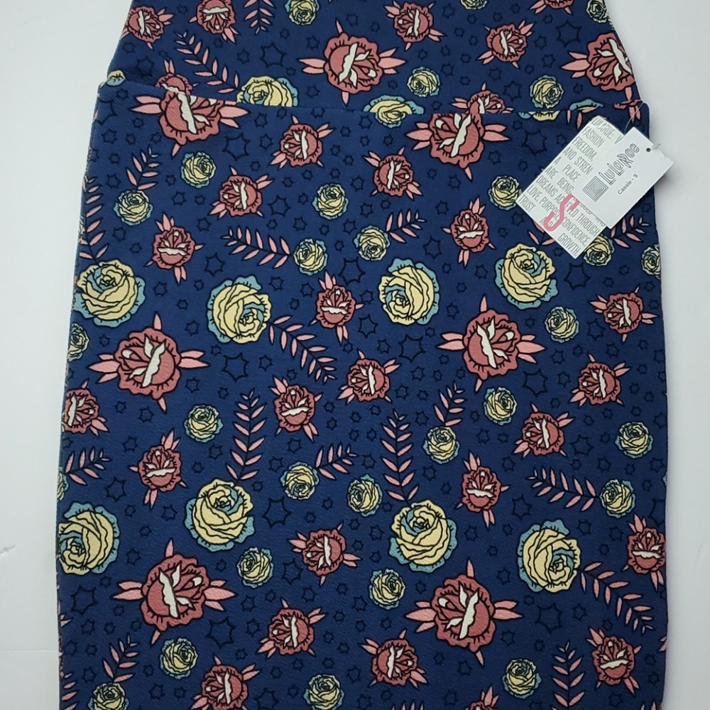 NWT Lularoe Cassie pencil skirt floral with stars size small